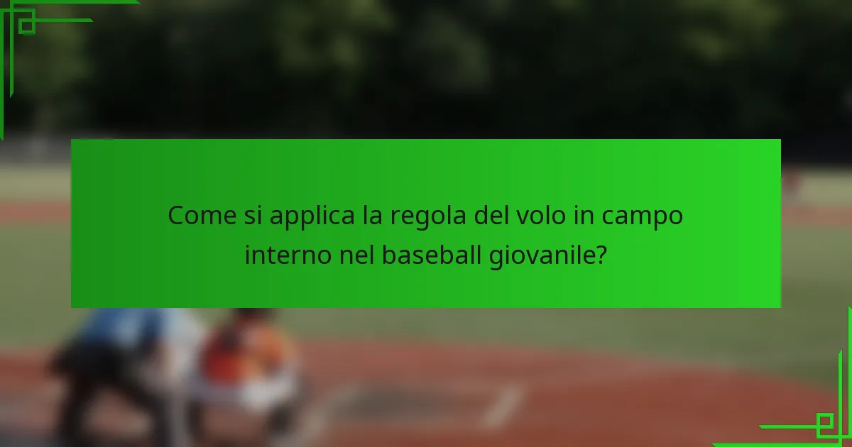 Come si applica la regola del volo in campo interno nel baseball giovanile?